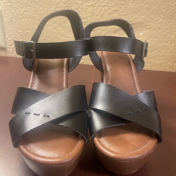Universal Thread Black and Brown Platform Sandals with Crisscross Straps - Picture 4 of 11